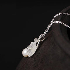 Fashion Romantic Flower Shaped Crystal Silver Pendant Necklace
